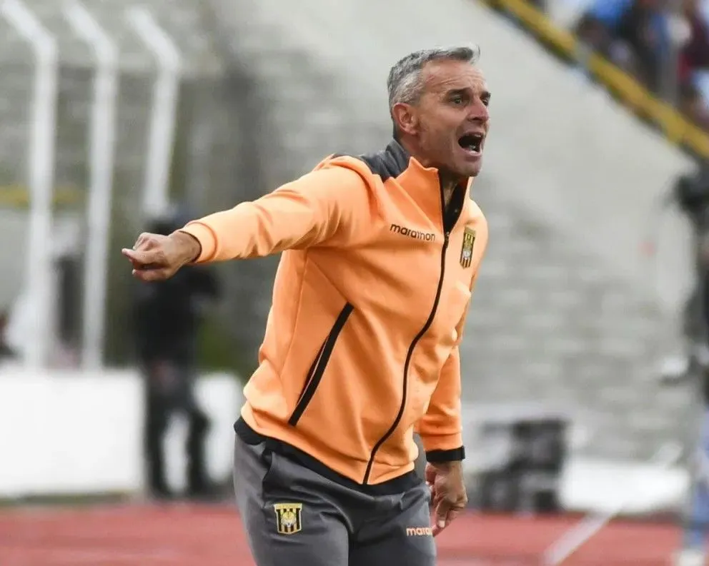 Pablo Lavallén cuando dirigía a The Strongest en un partido en el estadio Hernando Siles. Foto: club The Strongest