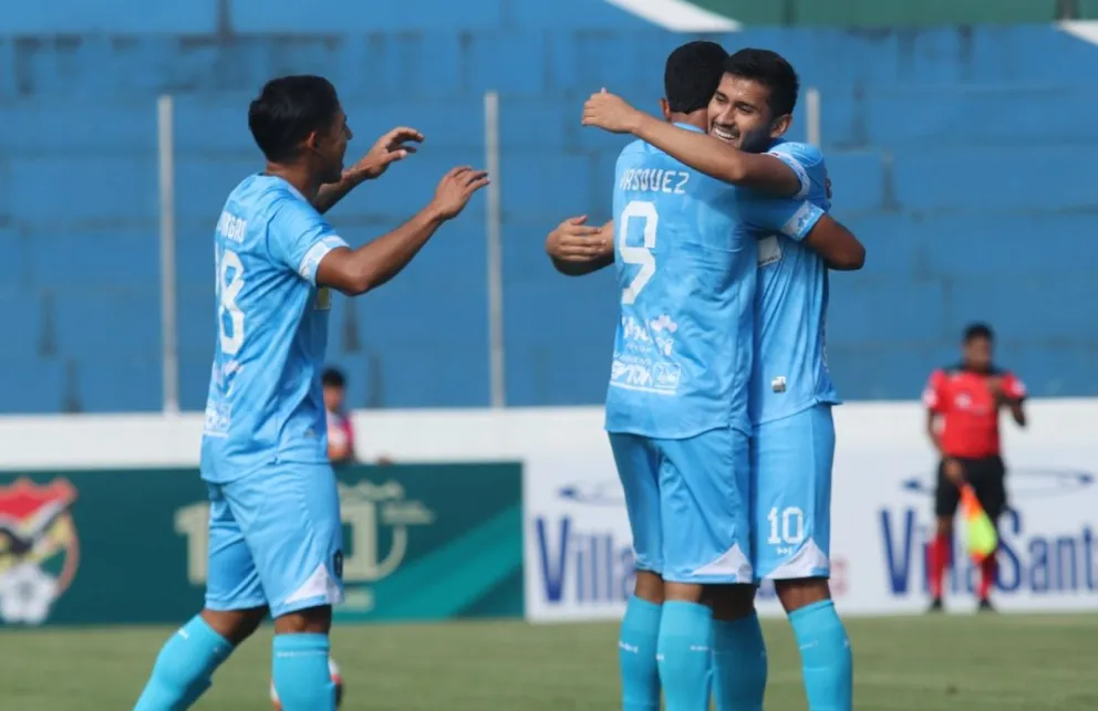 Rodrigo Vargas (izq.) y Adalid Terrazas felicitan a Anthony Vásquez (centro) después de anotar su segundo gol. Foto: Agencia Marka Registrada