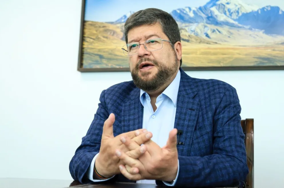 El candidato opositor a la presidencia de Bolivia Samuel Doria Medina habla en una entrevista con EFE este miércoles, en La Paz (Bolivia). Foto: EFE