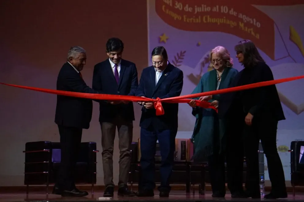 Autoridades en el acto de inauguración de la Feria Internacional del Libro de La Paz. Foto: APG