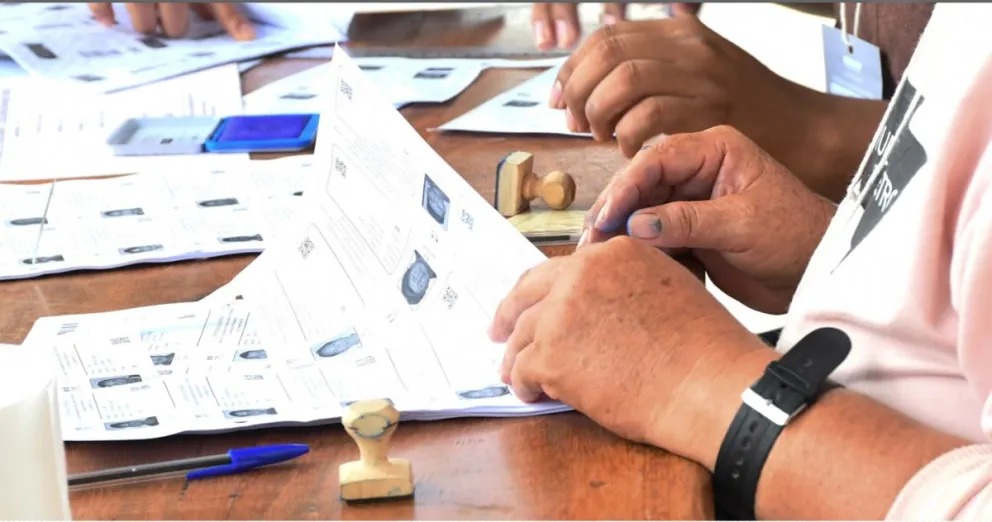 Un jurado revisa una lista de votantes en elecciones pasadas. Foto: TED