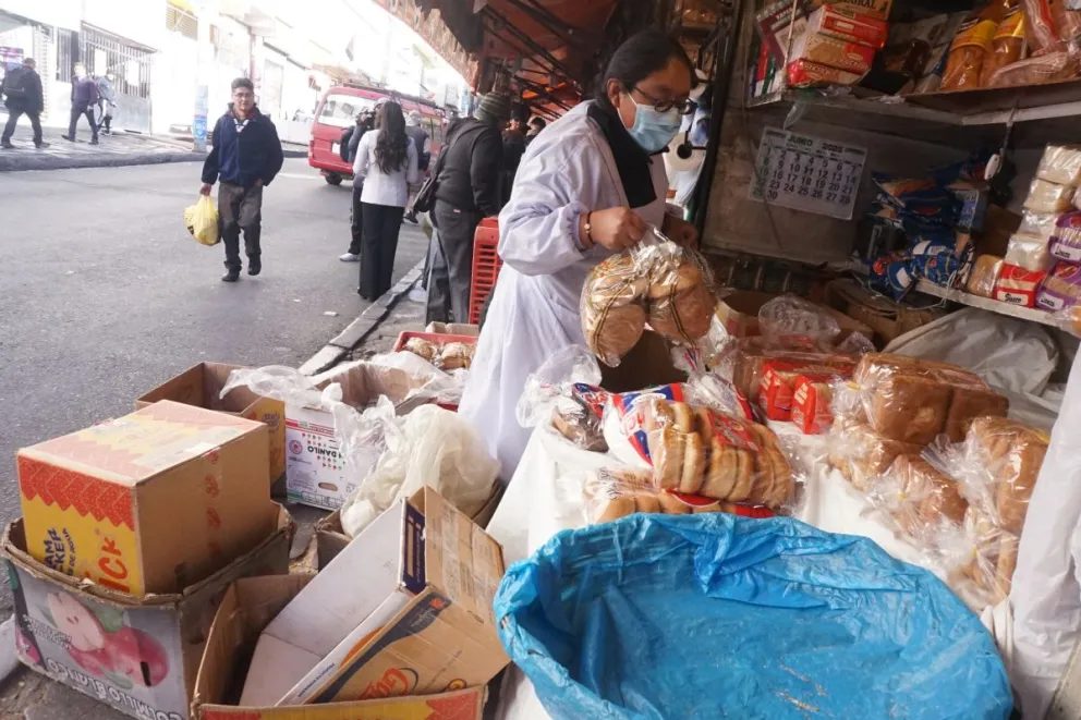 Solo hay pan embolsado en puestos de venta en un mercado de La Paz. Foto: APG