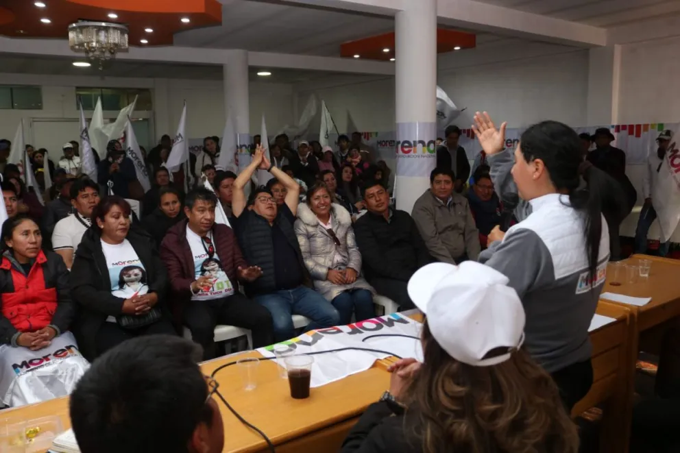 La alcaldesa Eva Copa en una reunión con sus militantes esta semana. Foto: RRSS de MORENA 