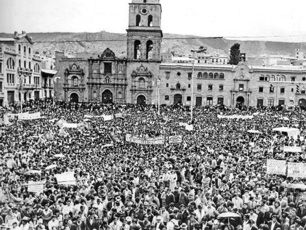 Concentración en Plaza San Francisco el 10 de octubre de 1982, día del retorno a la democracia de Bolivia. Foto. ABI