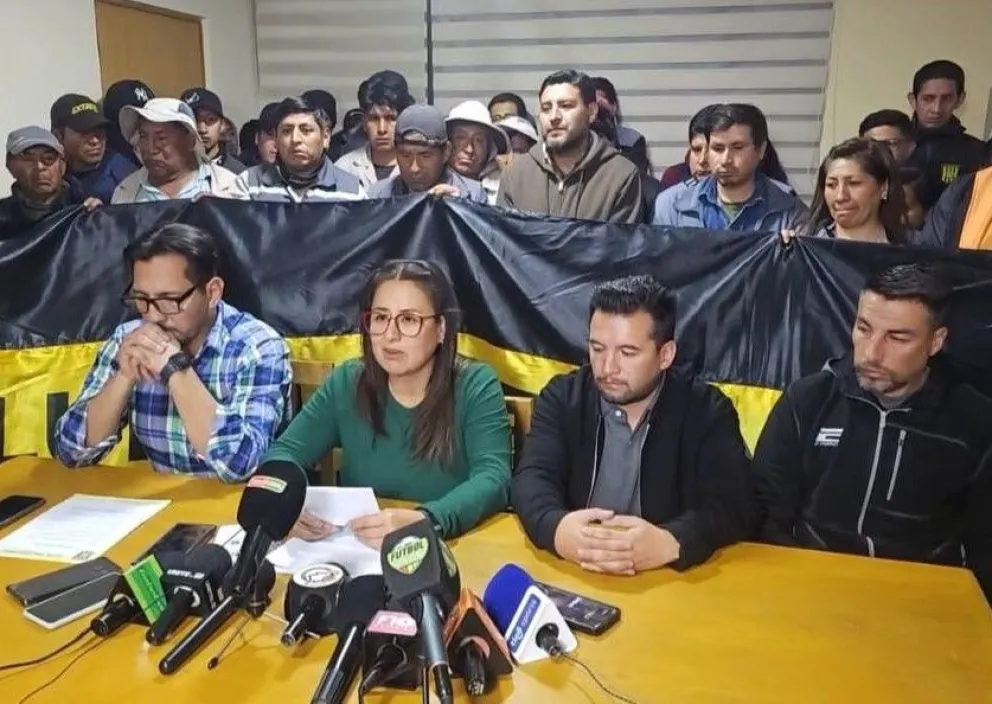 Paola Mendoza junto al resto del comité ejecutivo de The Strongest. Foto: CT