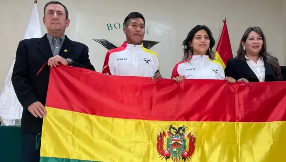 Arze (der.), titular del COB, Ninavia, Quinteros y Palenque con la tricolor nacional. Foto: COB