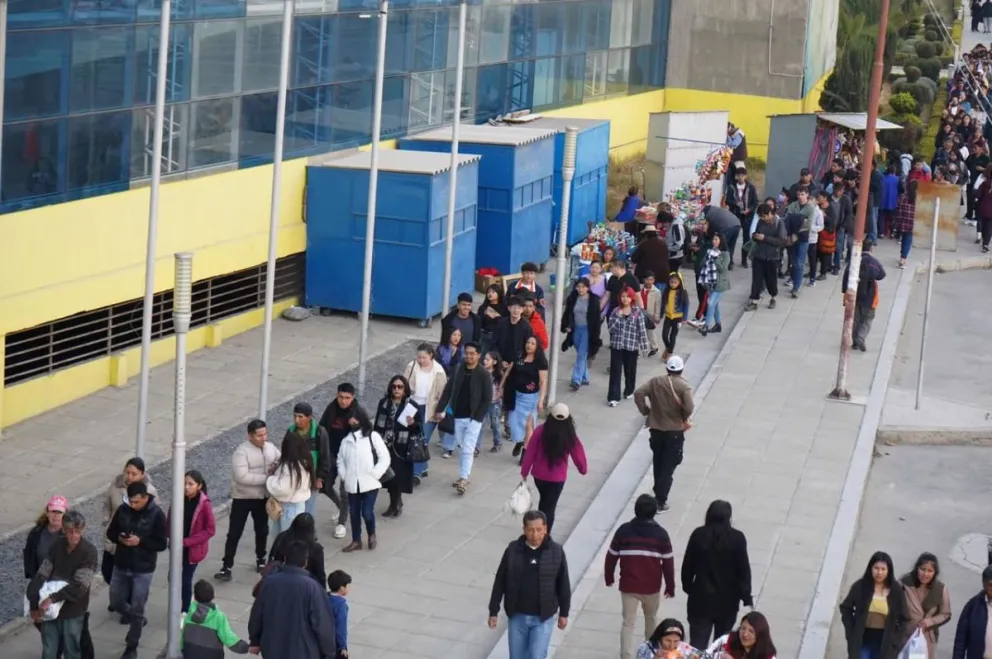 Visitantes en una versión anterior de la Feria del Libro paceña.  Foto: CDLLP
