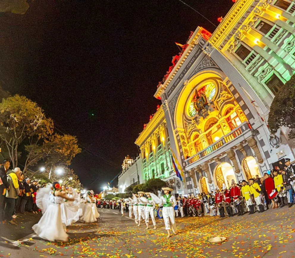 El jueves se desarrolló la ceremonia cívica-cultural en el frontis del Palacio de Gobierno. Foto: Correo del Sur