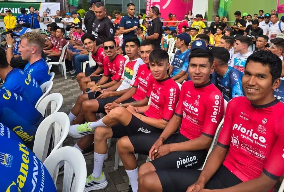Miembros de la escudería boliviana en la presentación de la prueba. Foto: Pío Rico Cycling Team.