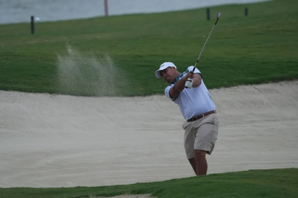 Sameja golpea la pelota, este jueves en Guayaquil. Foto: Copa Los Andes.