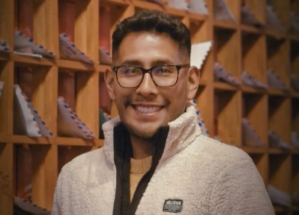 Mauricio Rodríguez (centro) recibe un reconocimiento del Fitaz del año pasado. FOTO: Facebook de Mauricio Rodríguez