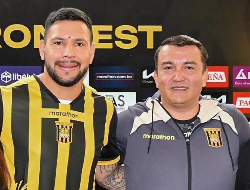 Andrés Chávez (izq.) junto a Daniel Terrazas el día de su presentación. Foto: club The Strongest