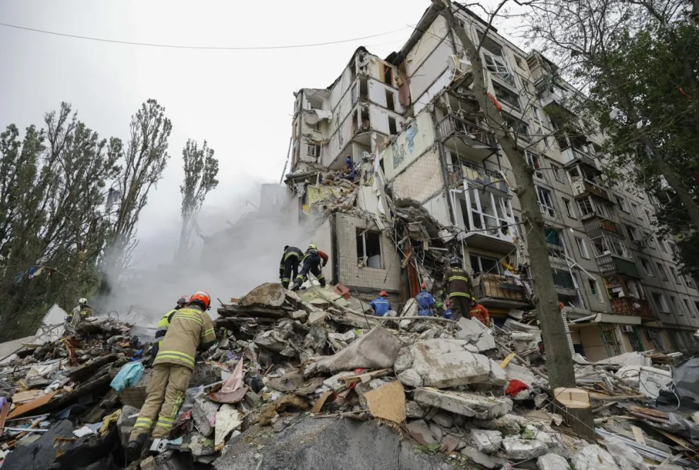 Rescatistas buscan sobrevivientes entre los escombros de un edificio de nueve plantas en Kiev. Foto: EFE