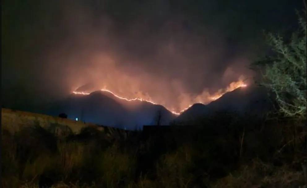 El incendio en la serranía de Sama, el jueves. Foto: El País de Tarija