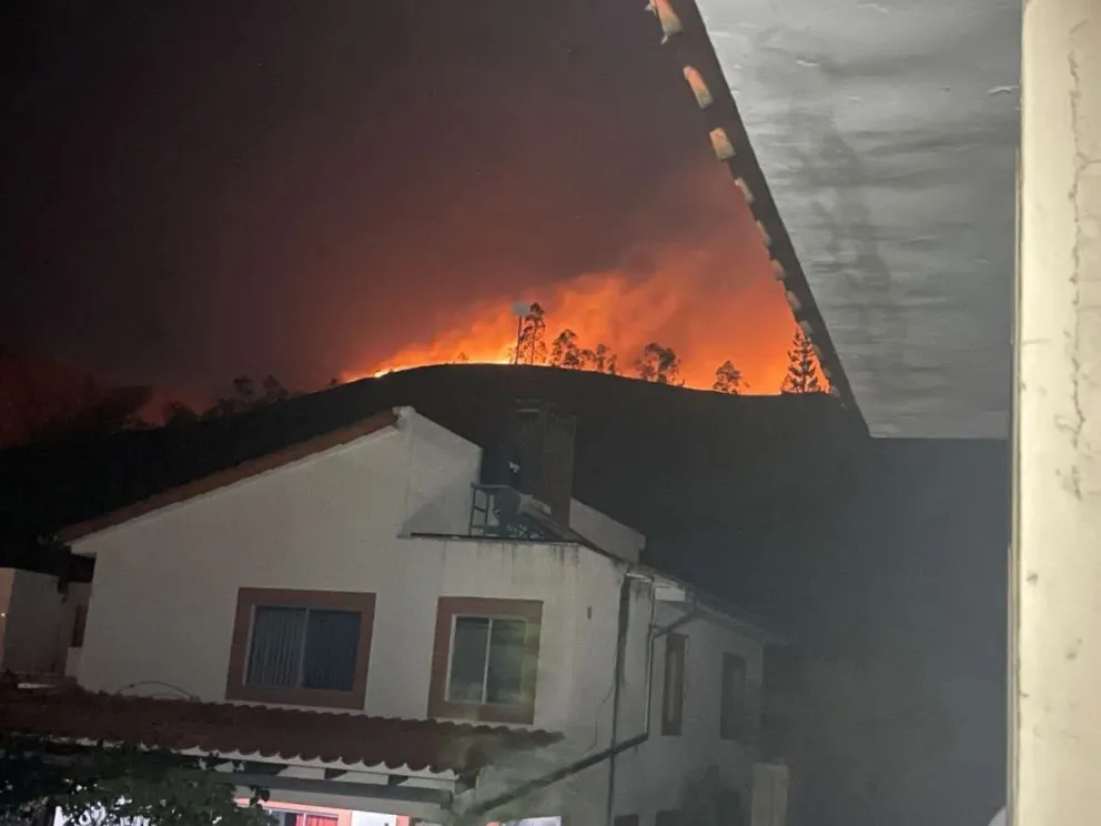 El incendio en la cordillera de Sama, la noche del jueves. Foto: Tarija Activa