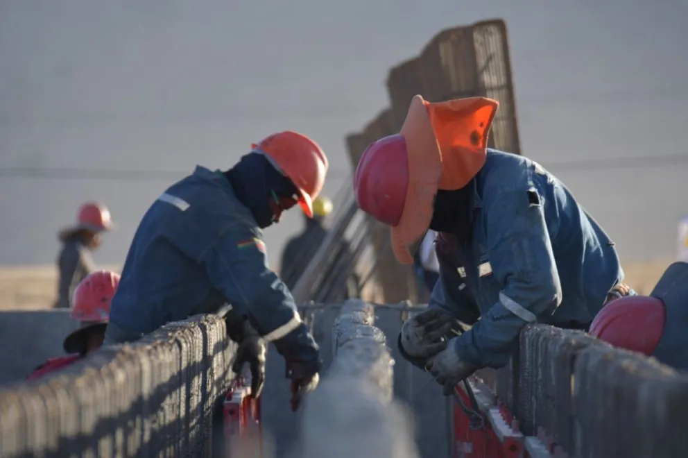 Obreros en plena tarea en una edificación, los costos de construcción están en alza. Foto. ABI