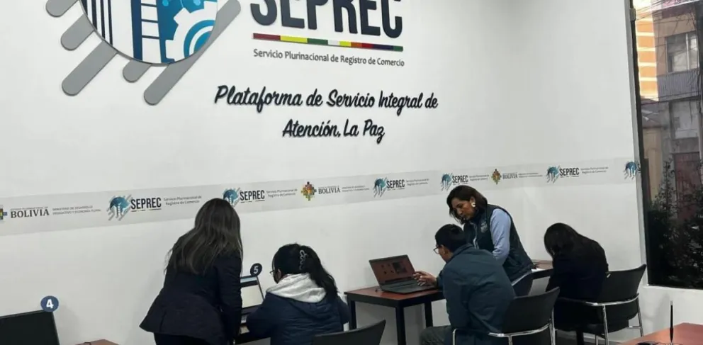 Personal de Seprec atendiendo consultas de la población. Foto. Seprec