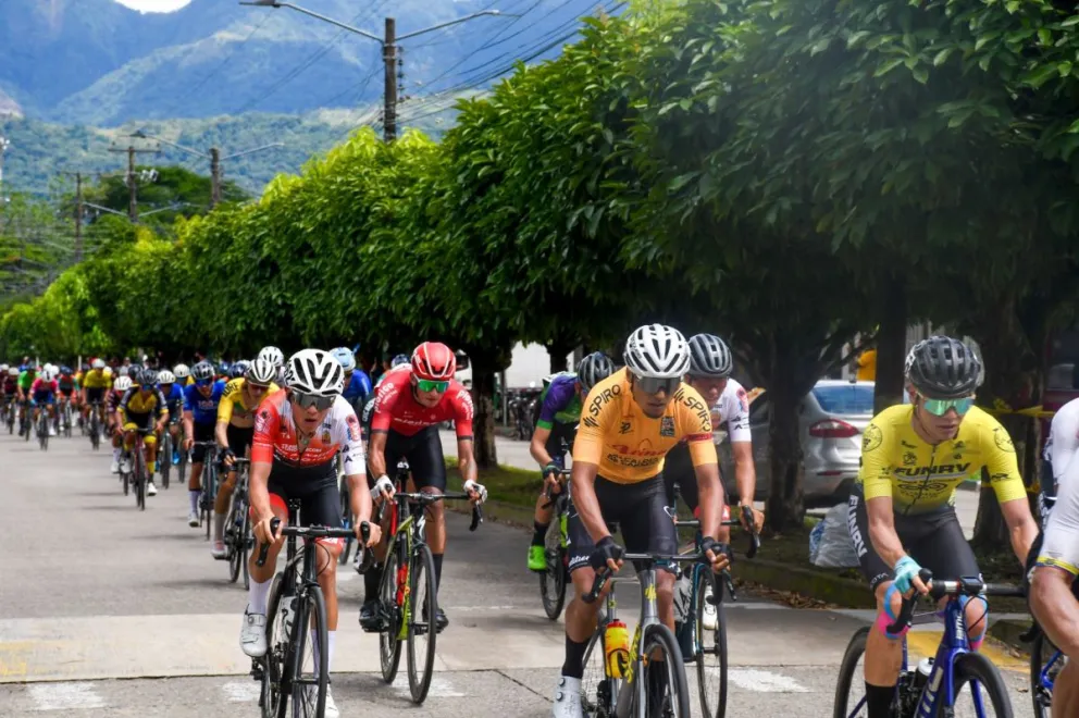 Un pelotón de ciclistas en la primera etapa de la Vuelta a Colombia. Foto: Alcaldía Monterrey.
