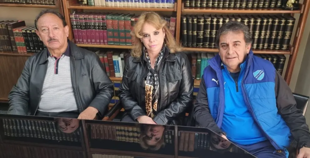 Morales (izq.), Denise Mostajo y Ortuño, miembros de Bolívar por Siempre. Foto: Marcelo Avendaño.