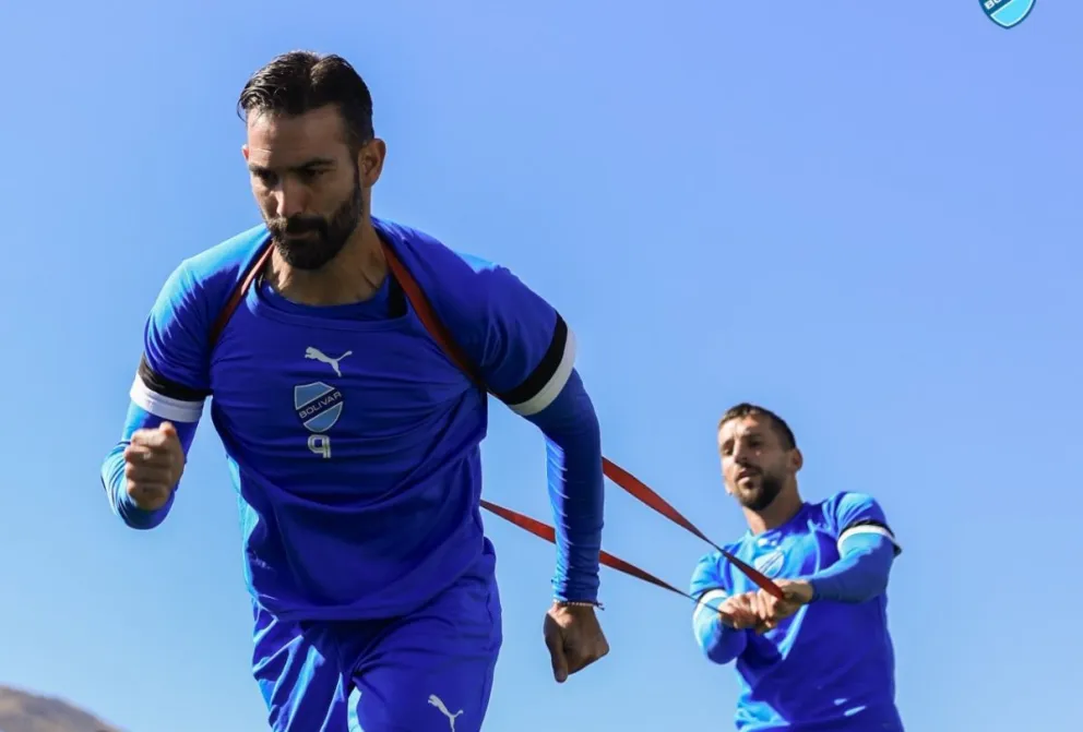 Cauteruccio (izq.) en pleno trabajo con Echeverría. Foto: Club Bolívar.