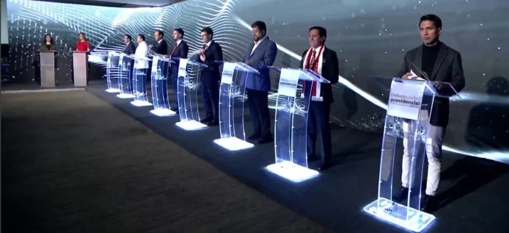 Candidatos en el primer debate presidencial, organizado por el Tribunal Supremo Electoral (TSE). Foto: Captura