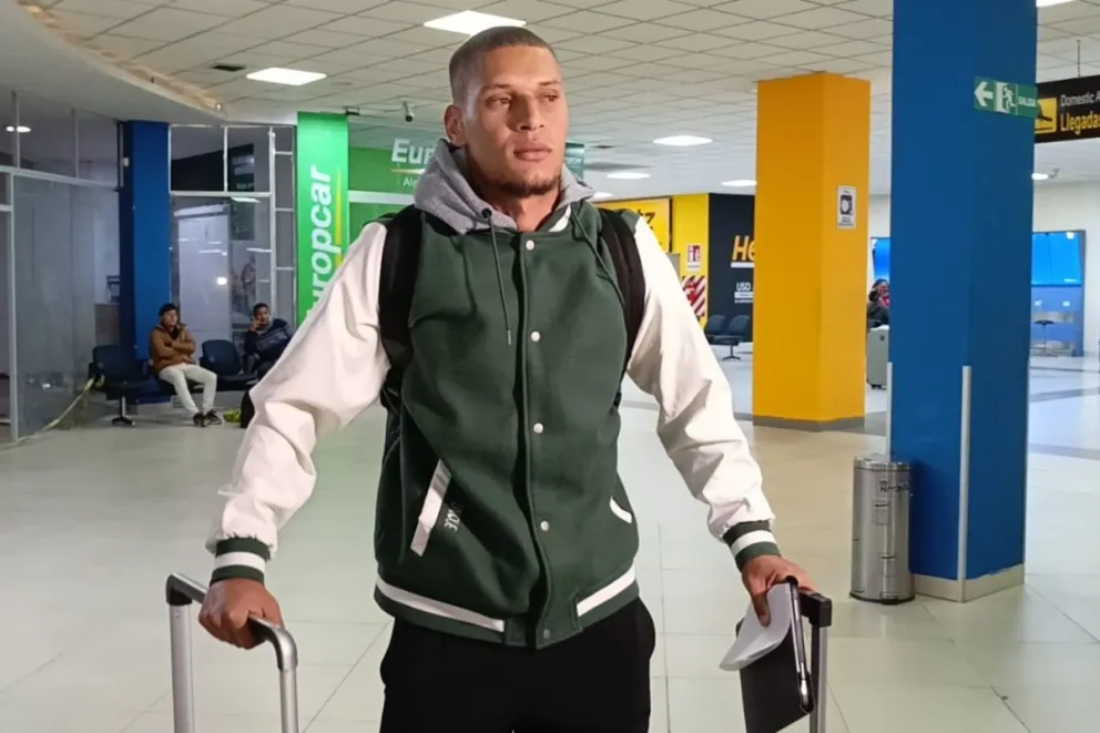 Jonata Mahado cuando llegó al aeropuerto de El Alto en la mañana de este viernes. Foo: Ismael Mostajo - Futbolacho