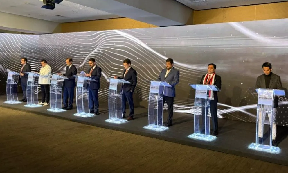 Los ocho candidatos en el primer debate, organizado por el TSE. Foto: Captura