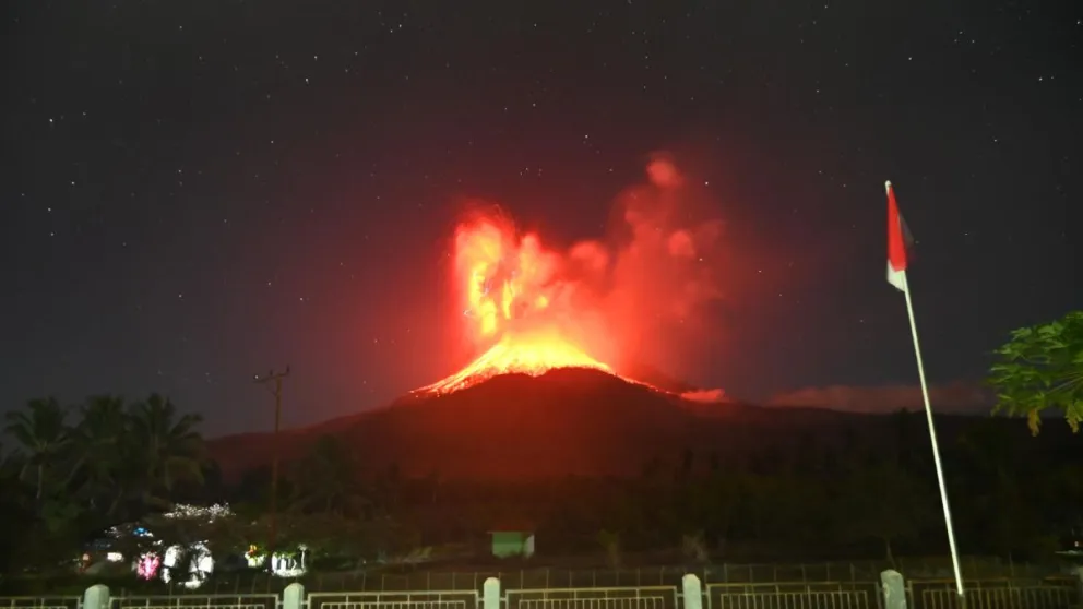 Las autoridades de Indonesia reactivaron este sábado la alerta máxima, de nivel IV, por una nueva erupción del volcán. Foto: EFE