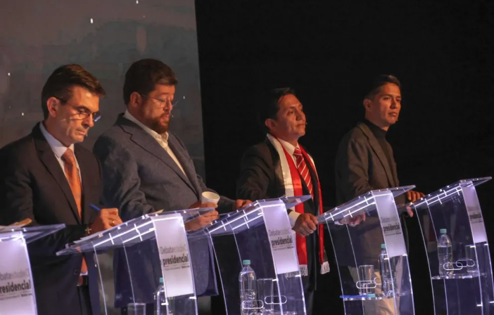 Cuatro de los ocho candidatos que se presentaron al Debate presidencial organizado por el TSE. / Foto: APG
