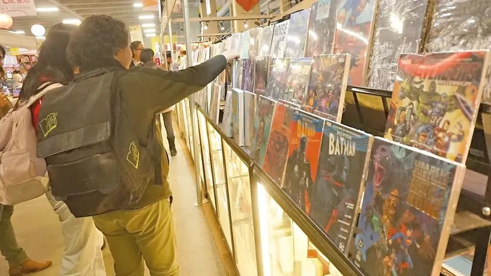 Visitantes en la FIL. FOTO: APG