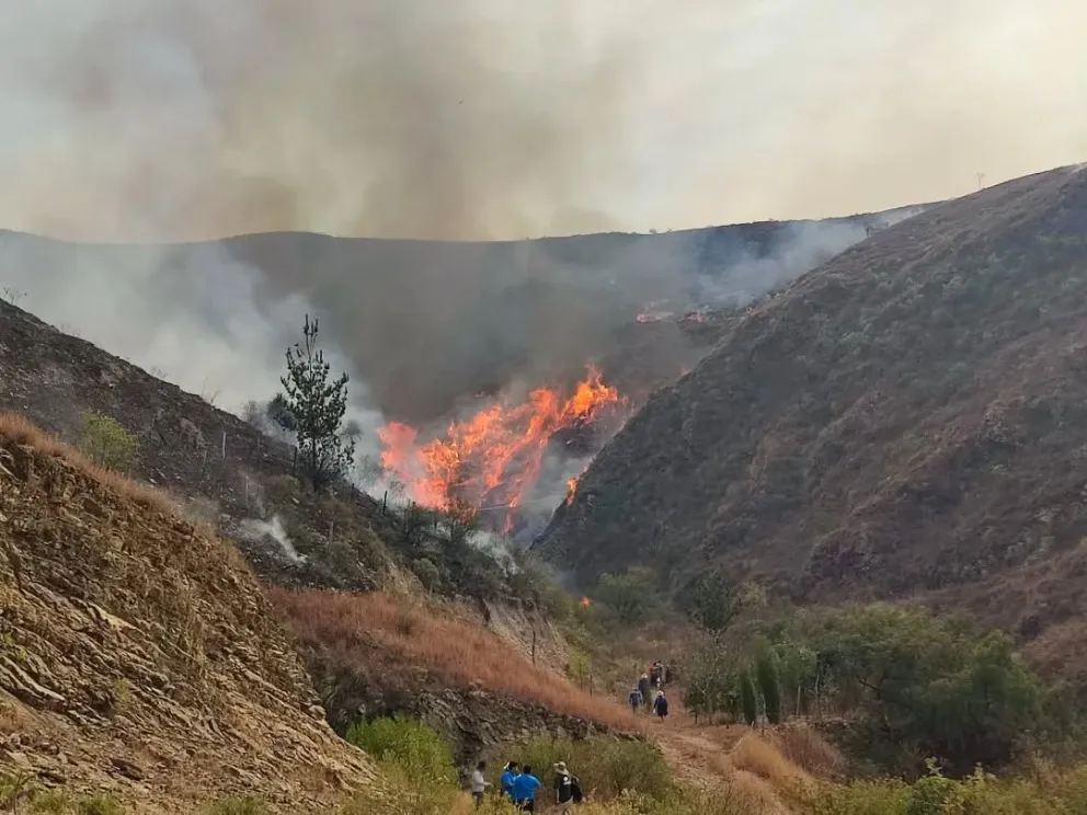 El incendio en la Cuesta de Sama, del departamento de Tarija. Foto: Alcaldía de Tarija. 