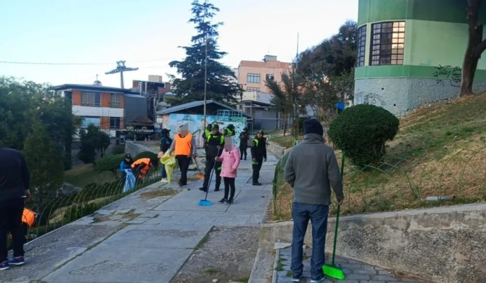 Los infractores recogen basura. FOTO: AMUN