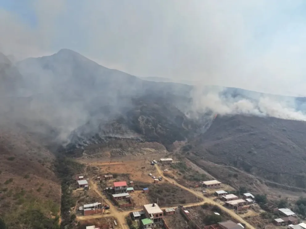 El incendio en la Cuesta de Sama, en el departamento de Tarija. /Foto: Alcaldía de Tarija.