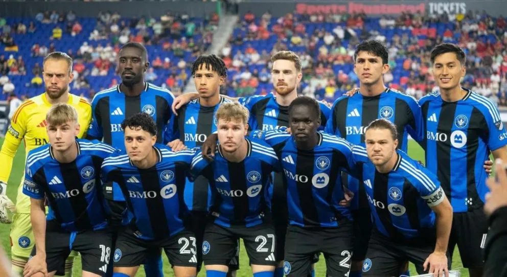 Morales, segundo desde la derecha en la fila de arriba, debutó en su club de Canadá. Foto: CF Montreal