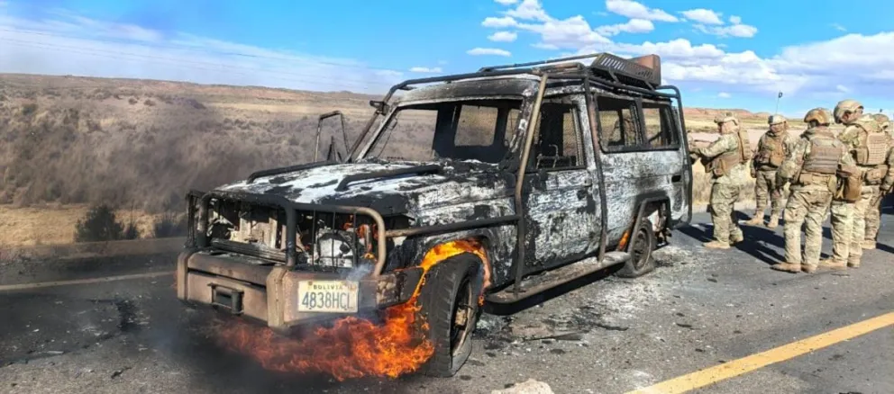 La patrulla que fue incendiada tras la emboscada en Oruro. / Viceministerio de Lucha Contra el Contrabando.   