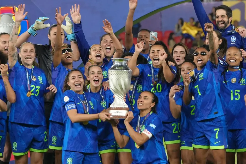 El tradicional festejo de las campeonas con la trofeo de la Copa en manos. Foto: EFE. 