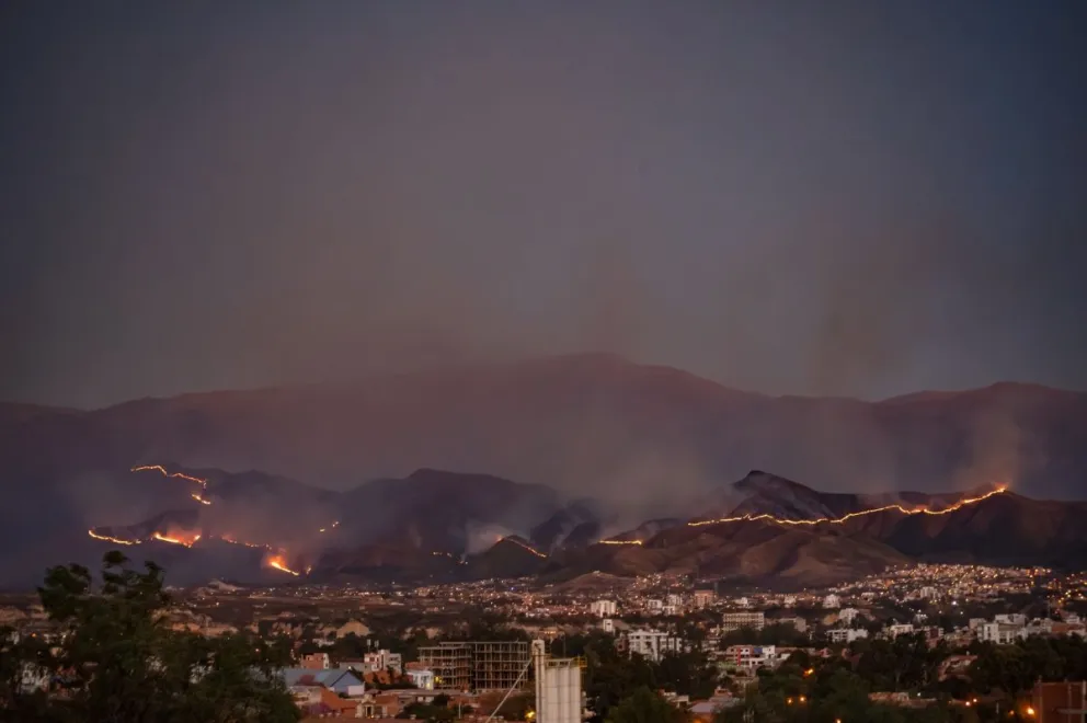 Fotografía del incendio tomada ayer. Fuente: Tarija en fotografia