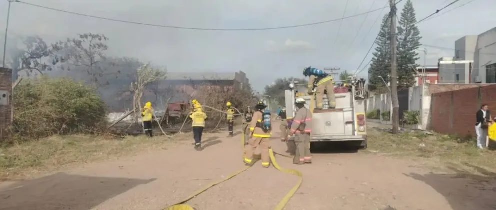 Los bomberos tratan de sofocar el incendio. FOTO: Unitel