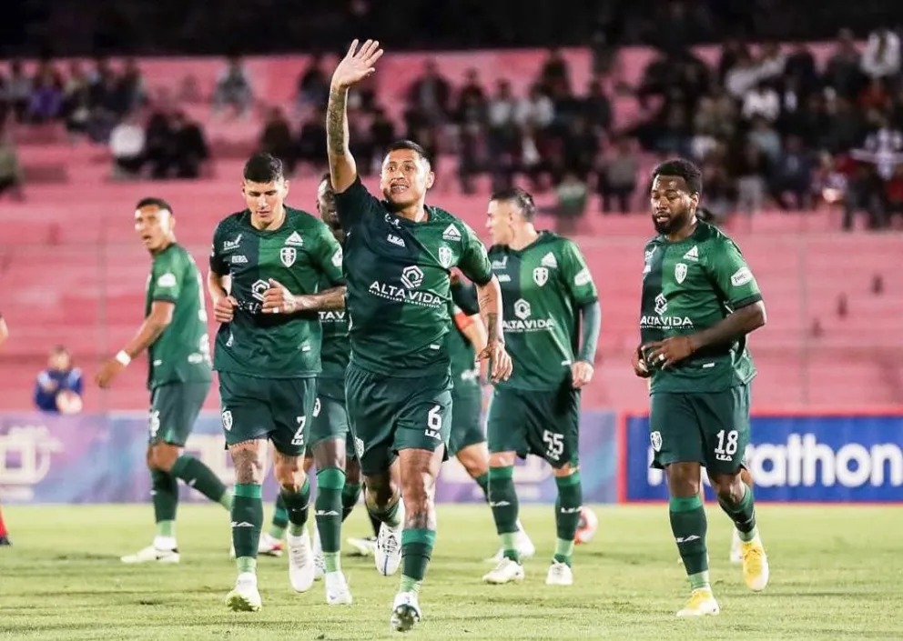 Pablo Lima celebra el primer tanto del encuentro jugado en Tarija. Foto: Agencia Marka Registrada