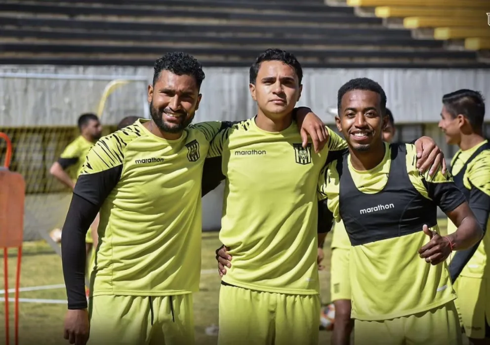 Los atigrados Jusino (izq.), Lino y Arrascaita en un ambiente distendido y optimismo. Foto: The Strongest. 