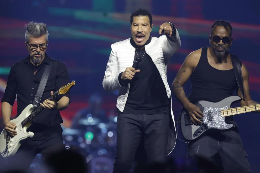 El cantante y compositor estadounidense Lionel Richie durante el concierto que ha ofrecido este sábado en el Movistar Arena de Madrid, el último de su gira española. Foto: EFE