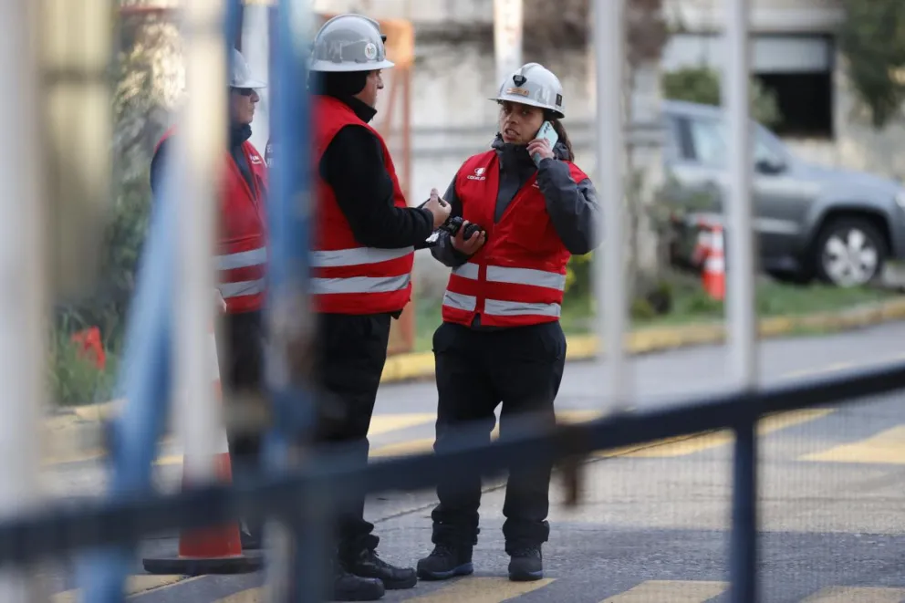 Trabajadores custodian el acceso a las oficinas centrales de la División El Teniente, este sábado, en Rancagua (Chile). Foto: EFE