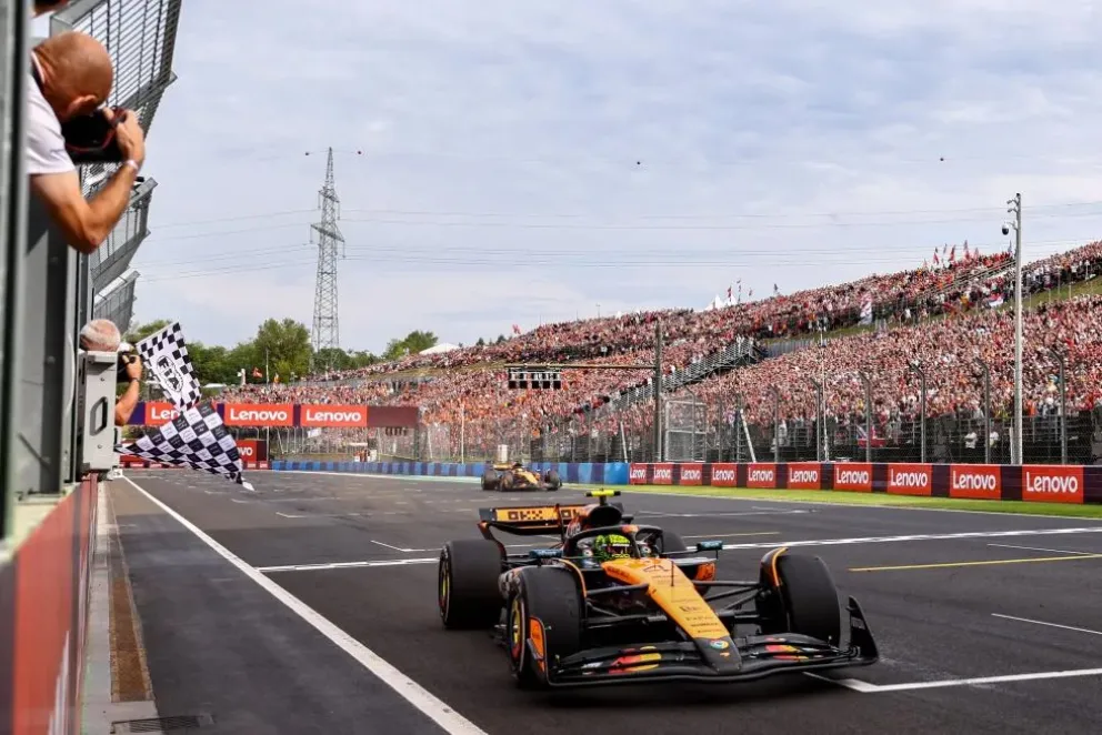 Norris cruza primero la meta en el autódromo de Hungaroring. Atrás su compañero Piastri. Foto: EFE.