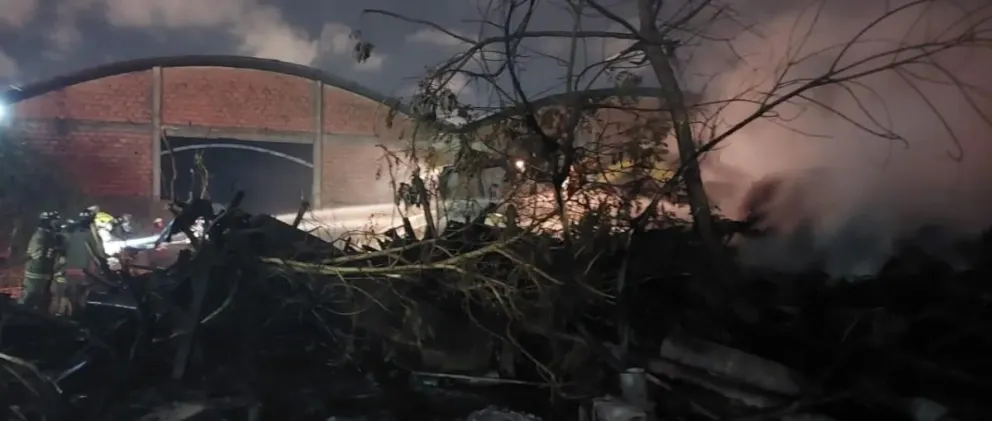 Incendio en un aserradero Foto: Bomberos voluntarios UUBR