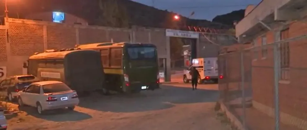 La puerta de ingreso del penal de El Abra. Foto: Unitel. 