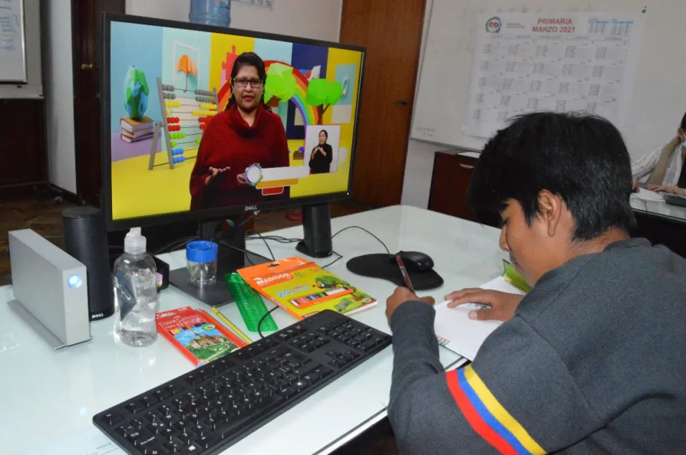 Un alumno en clase a distancia. FOTO: ABI 
