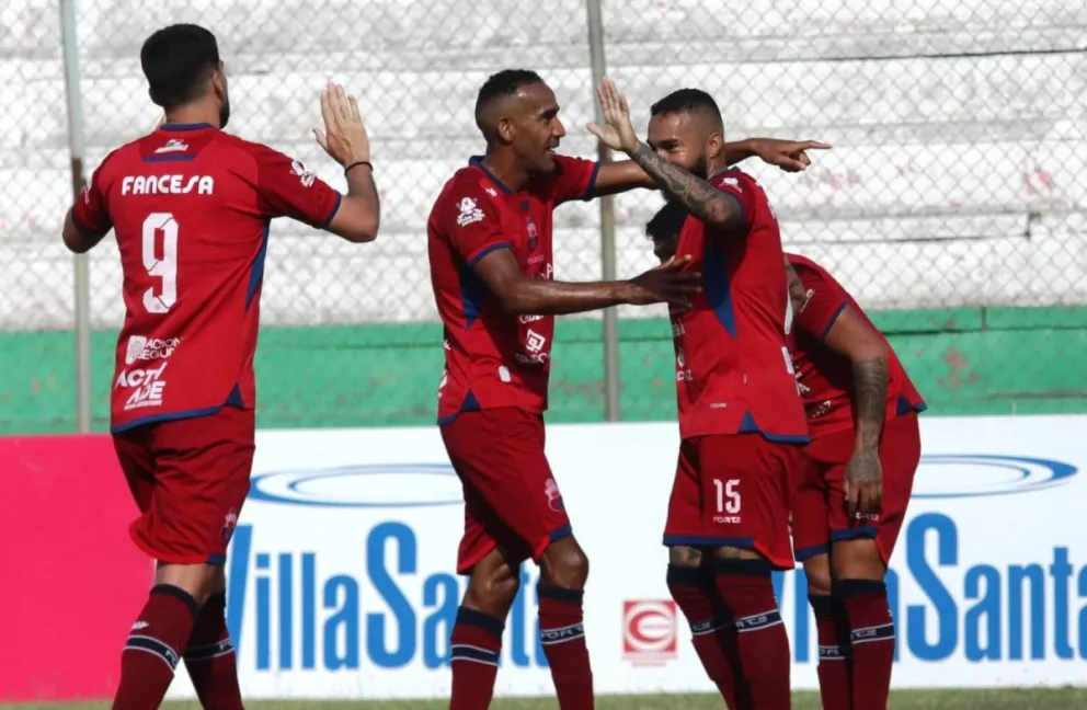 Rafinha es congratulado por sus compañeros, el atacante anotó dos goles. Foto: Agencia Marka Registrada