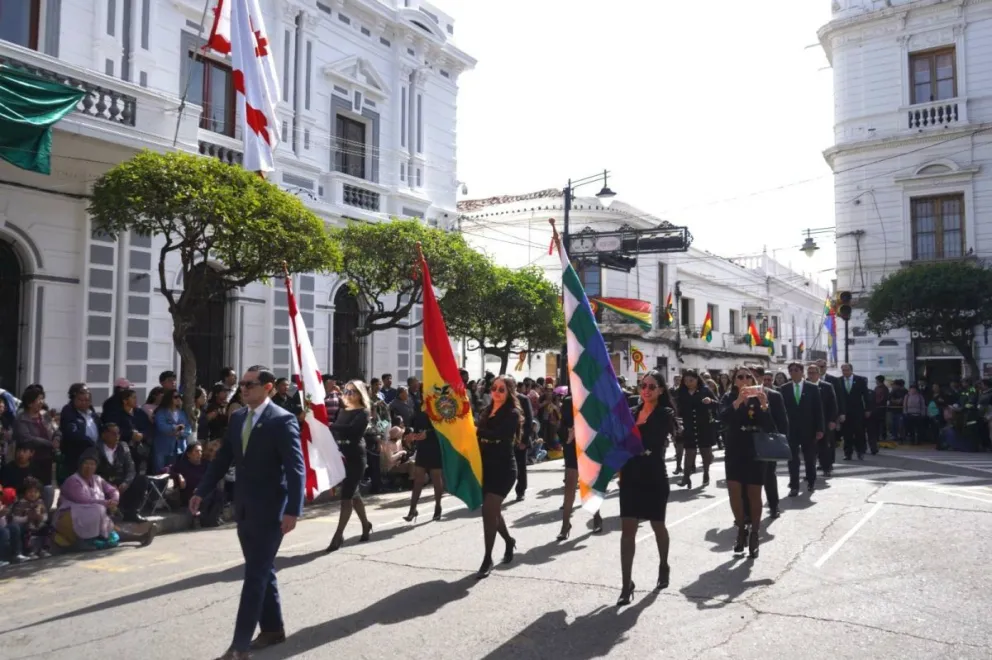 Desfile cívico institucional en Sucre. Fuente: Agencia de Noticias Sucre (Página en Facebook )