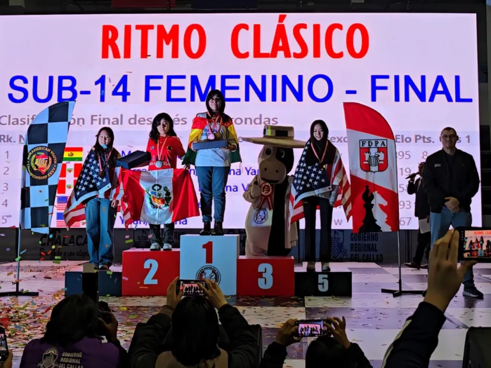 Mollo en lo mas alto del podio. Foto: Federación Boliviana de Ajedrez