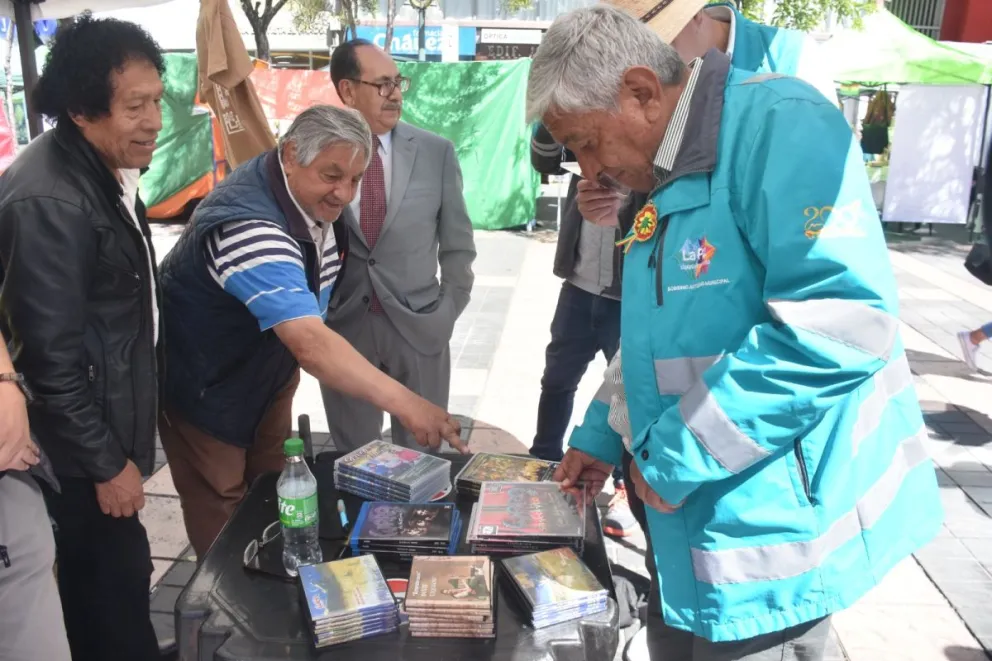 El Alcalde compra discos a Uzquiano. FOTO: AMUN